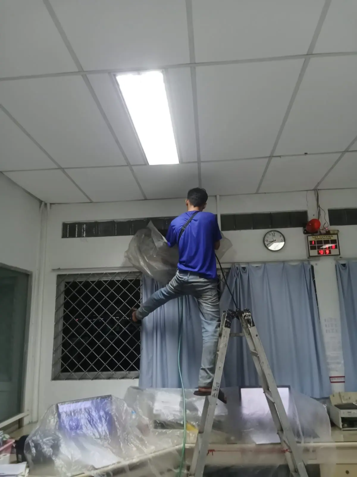 Pengerjaan unit AC di area luar bangunan